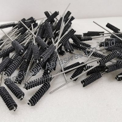 Các bàn chải mài để đánh bóng lỗ chính xác và gia công lỗ bên trong được lắp đặt trên các công cụ máy xay CNC
